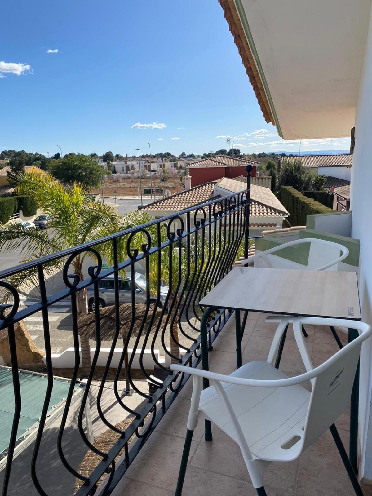 Hostal Espai Mediterrani Puebla de Vallbona Buitenkant foto
